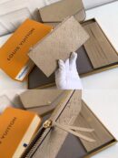 Louis Vuitton pochette crème