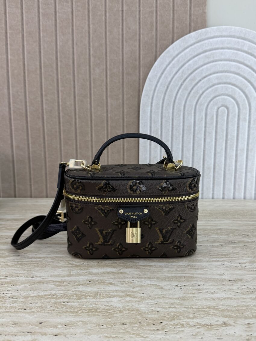 Louis Vuitton- Vaninty Chain Pouch